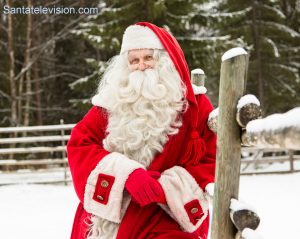 Babbo Natale ammira le sue renne nell’allevamento di renne in Lapponia, Finlandia