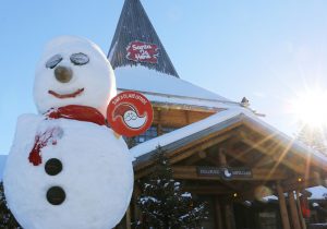 Bonhomme de neige géant devant le Bureau du Père Noël à Rovaniemi