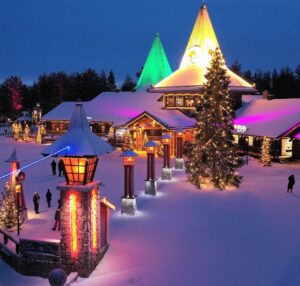 Joulupukin pajakylän keskusaukio ja Napapiirin linja Rovaniemellä sinisen hetken aikaan