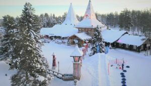 Le Village du Père Noël et la ligne du cercle arctique en hiver à Rovaniemi, Laponie Finlande