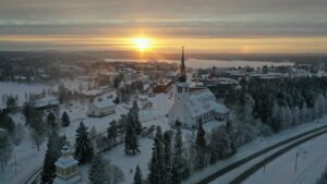 Le centre de Kemijärvi vu du ciel en hiver en Laponie