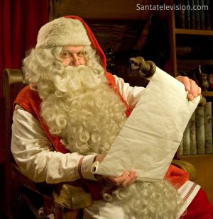 Der Weihnachtsmann liest die Liste der Kinder in Lappland (Finnland)