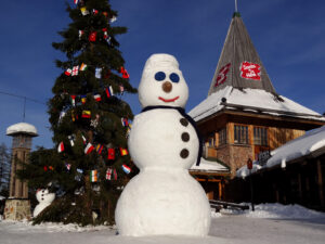 El muñeco de nieve en la Aldea de Papa Noel en Rovaniemi en Finlandia