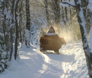 Le Père Noël avec ses rennes sont de retour sur la route pour la veillée de Noël...