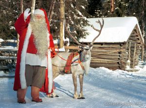 Le Père Noël et un de ses rennes préférés en Laponie