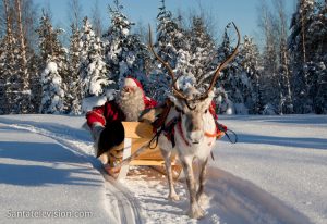 Le Père Noël et un de ses rennes en Laponie, Finlande