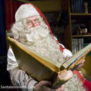 Le Père Noël lit un livre dans le Village du Père Noël à Rovaniemi en Laponie