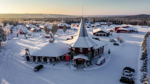 Maison de Noël dans le village du Père Noël en hiver à Rovaniemi, en Laponie