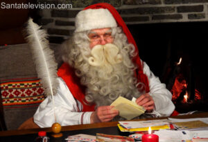 Papá Noel leyendo cartas en la oficina de correos de Santa Claus en Rovaniemi, Laponia