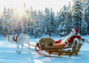 Papá Noel participa en una carrera de renos en el Pueblo de Papá Noel en Laponia