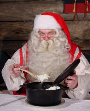 Papá Noel saboreando un arroz con leche navideño finlandés