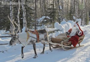 Papá Noel en un trineo de renos en la Laponia en Finlandia