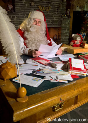 Le Père Noël lit ses lettres dans son Bureau de Poste Principal à Rovaniemi
