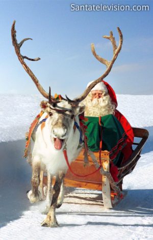 Papá Noel y uno de sus renos en Laponia, Finlandia