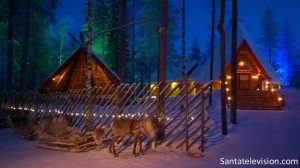 Rentiere des Weihnachtsmannes mit einem Schlitten in Lappland, Finnland
