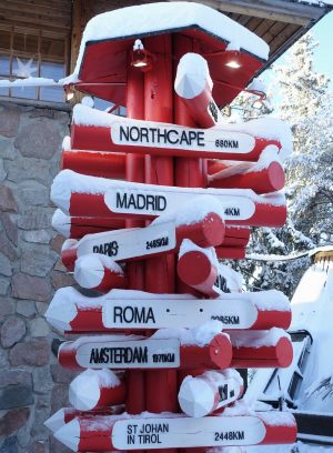 Un poste indicador en el Pueblo de Papá Noel en Rovaniemi, Laponia