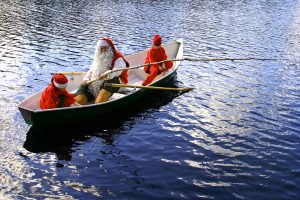 Der Weihnachtsmann und seine Elfen angeln im Sommer in Lappland
