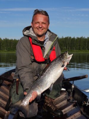 La pêche au saumon dans la rivière Torne / Tornio à Pello en Laponie finlandaise