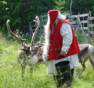 Foto: Babbo Natale dà da mangiare alla sua renna in Lapponia
