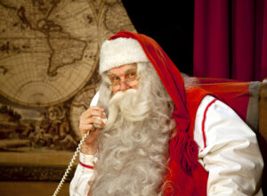 Babbo Natale sta facendo una telefonata ai bambini di tutto il mondo