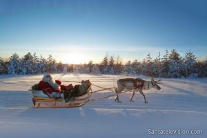 Babbo Natale addestra la sua renna a Rovaniemi in Lapponia finlandese