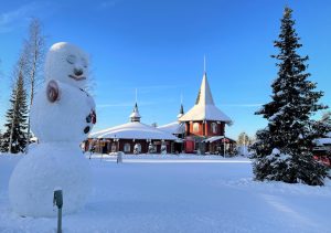 Casa di Babbo Natale e un pupazzo di neve gigante nel Villaggio di Babbo Natale a Rovaniemi, Finlandia