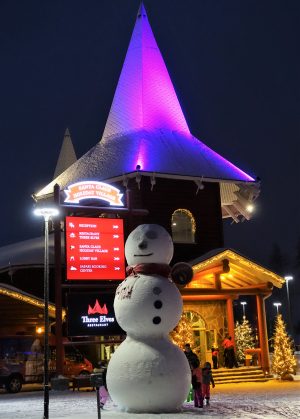 Bonhomme de neige dans le Village du Père Noël à Rovaniemi, Finlande