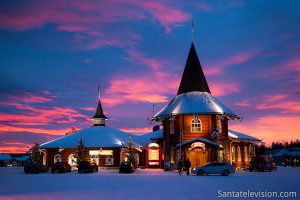 Coucher de soleil au dessus de la Maison du Père Noël à Rovaniemi en Laponie finlandaise