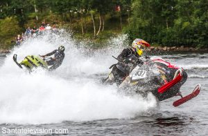 Course de motoneige sur l'eau (watercross) à Ivalo en Laponie