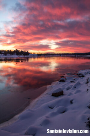 Le coucher de soleil à Rovaniemi, en Laponie finlandaise, au début de l’hiver