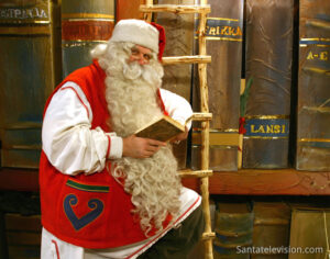 Le Père Noël dans son Bureau à Rovaniemi avec des livres magiques