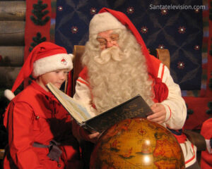 Le Père Noël lisant avec son  lutin une carte dans son Bureau à Rovaniemi en Finlande