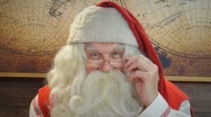 Le Père Noël sourit dans son Bureau en Laponie