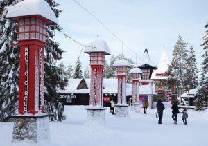 Ligne du cercle polaire arctique dans le Village du Père Noël à Rovaniemi, Finlande