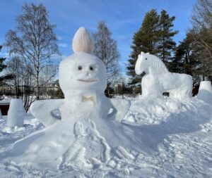 Statues de glace près de la rivière Kemijoki à Rovaniemi