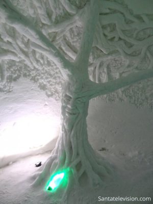 Un arbre enneigé dans le Village des neiges de Lainio en Laponie