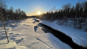 Une rivière gelée à Salla en Laponie finlandaise en hiver