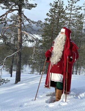 Père Noël  fait de la raquette de neige au chemin Eeron Polku à  Pello en Laponie