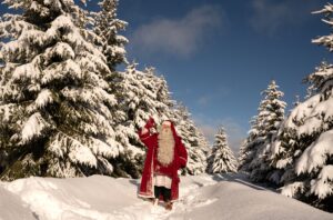 Père Noël visite la forêt du Père Noël à Rovaniemi, Laponie