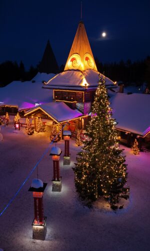Village du Père Noël et la ligne du cercle polaire à Rovaniemi vus du ciel