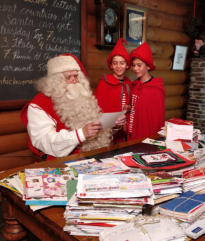 Papá Noel y los elfos en la principal oficina de correos de Santa Claus en Rovaniemi, Finlandia