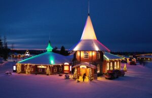 La Maison de Noël la nuit dans le Village du Père Noël à Rovaniemi, Finlande en Laponie