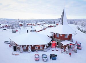Maison de Noël en hiver dans le Village du Père Noël à Rovaniemi, Finlande