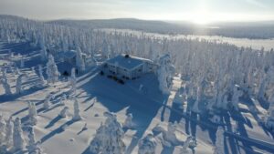 Motoneiges au Mont Ruuhitunturi à Salla durant l'hiver polaire en Laponie finlandaise