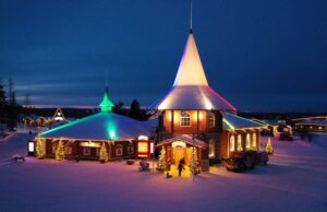 La Maison de Noël la nuit dans le Village du Père Noël à Rovaniemi, Finlande en Laponie