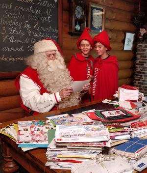 Le Père Noël et ses lutins jumeaux dans son Bureau de Poste Principal de Rovaniemi
