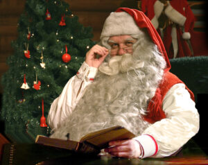 Le Père Noël lit un livre dans sa maison en Laponie en Finlande