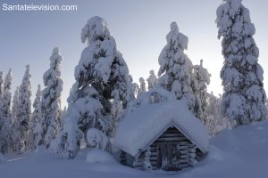 Vue enneigée du haut du Mont Ritavalkea à Pello en Laponie, Finlande