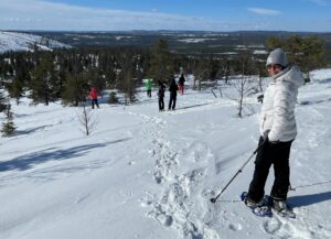 Balade en raquettes à neige au parc national de Salla en Laponie finlandaise