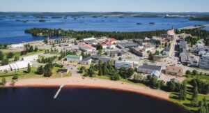 Ville de Kemijärvi en Laponie en été vu du ciel